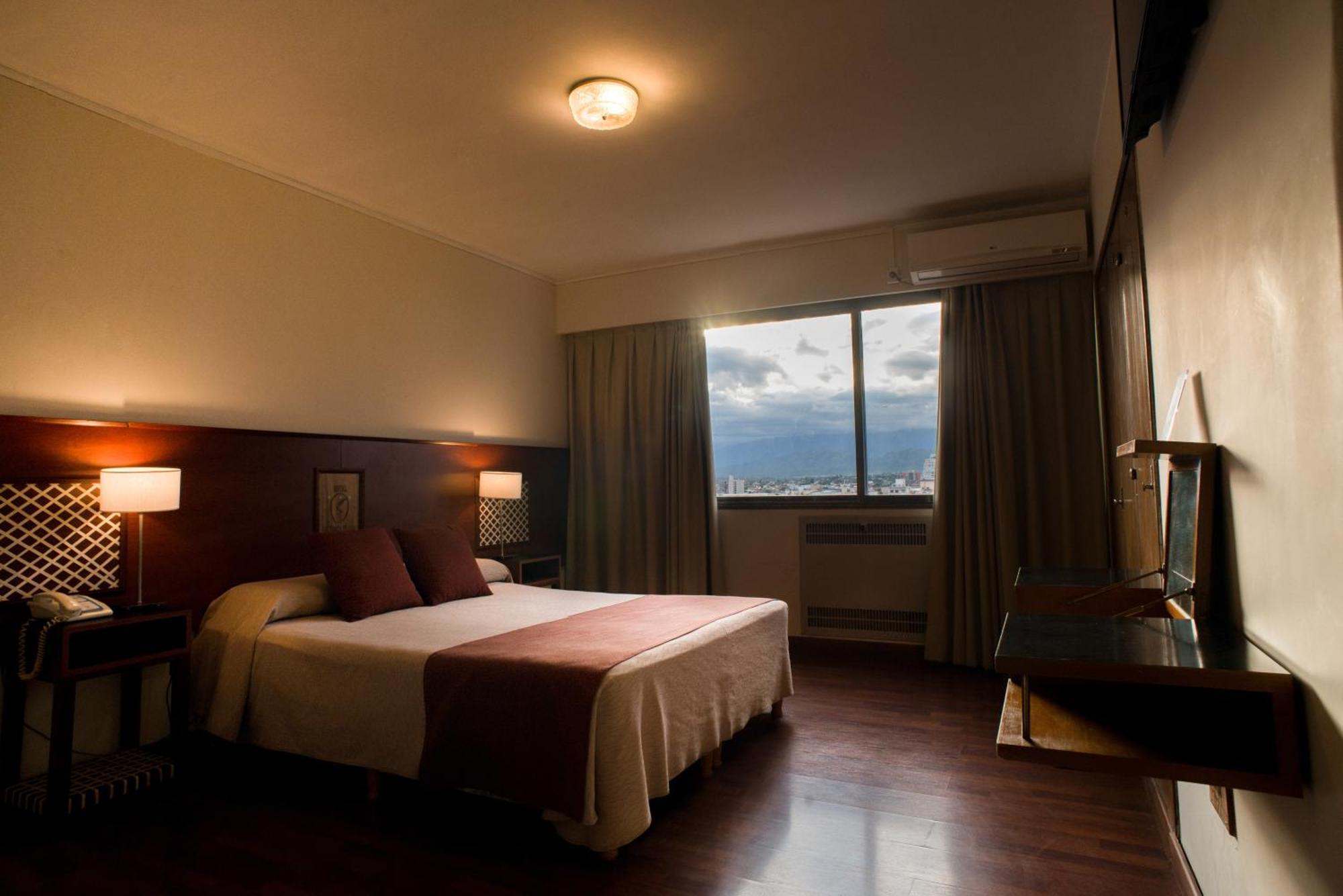 Hotel Victoria Plaza Salta Buitenkant foto