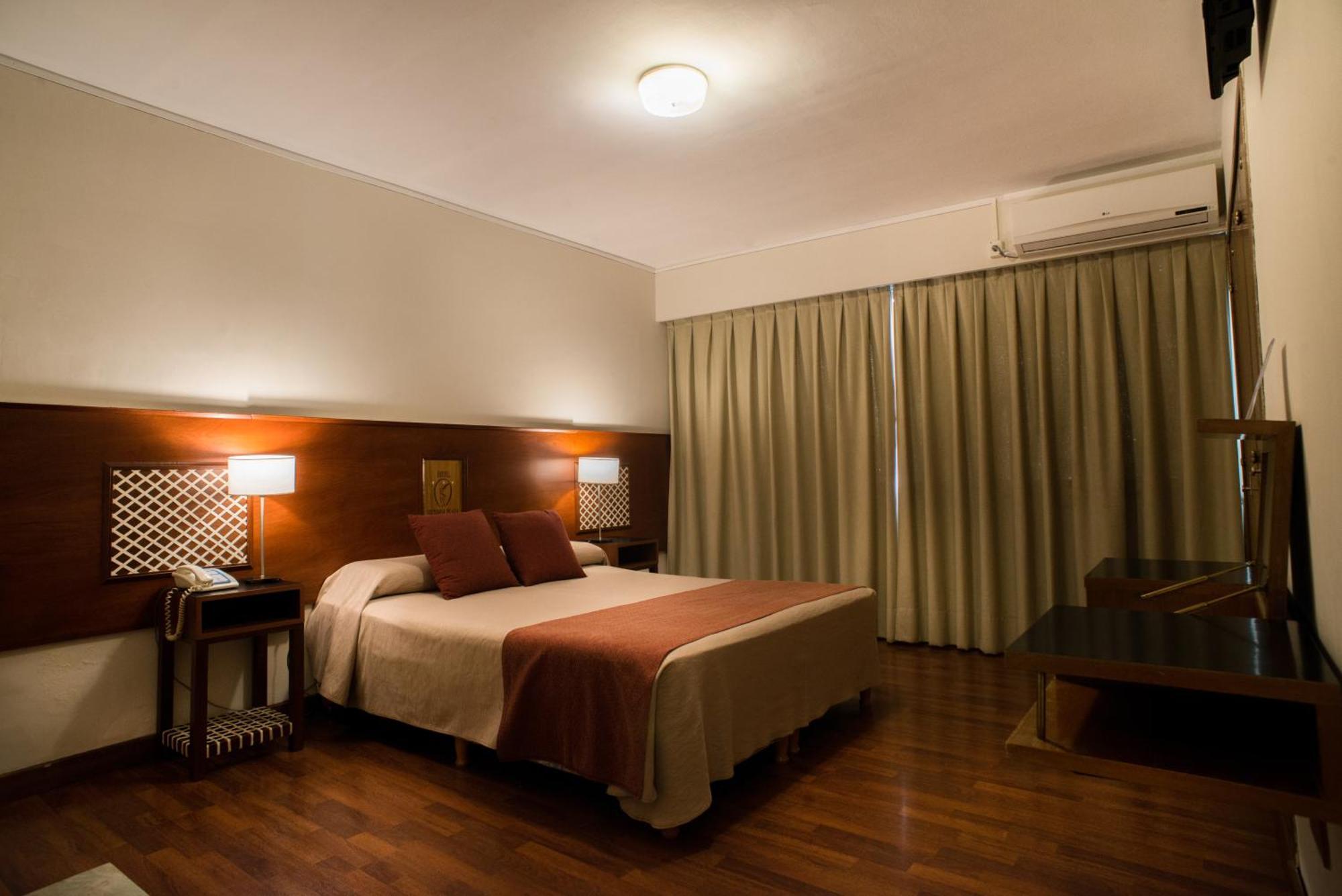 Hotel Victoria Plaza Salta Buitenkant foto